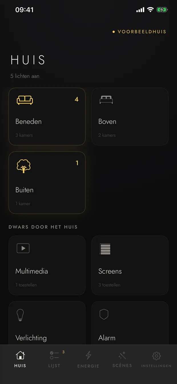 Het Huis-scherm van de Lenou-app: kamers per verdieping, met per kaart hoeveel lichten er branden.